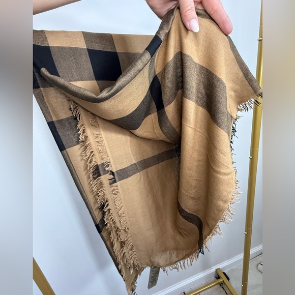 Authentic BURBERRY BEIGE/BLACK CHECK FRAYED EDGE SCARF✨ - Picture 5 of 7